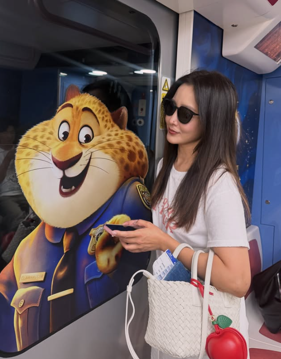 Kim Hee Sun's Shanghai Summer: 30 Years of Star Power, Zero Effort Required