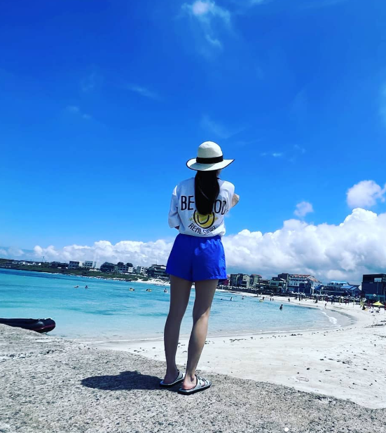From Straight-A Honor Student to Style Icon: How Kim Tae-hee Masters Effortless Summer Vacation Dressing