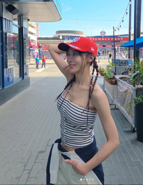 From Photograph to Leading Lady: Ha Ji-won Shows Us Sporty Confidence in Striped Tubes and Red Caps at the American Ballpark