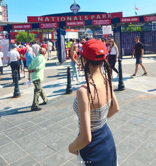 From Photograph to Leading Lady: Ha Ji-won Shows Us Sporty Confidence in Striped Tubes and Red Caps at the American Ballpark