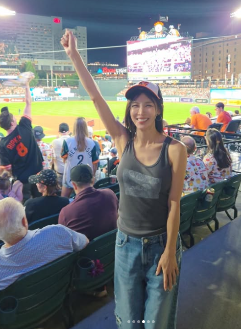 From Photograph to Leading Lady: Ha Ji-won Shows Us Sporty Confidence in Striped Tubes and Red Caps at the American Ballpark