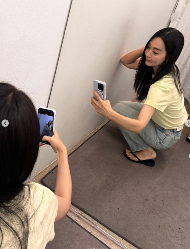 From Sticker Photo Discovery to Icon: Shin Min-a's Low-Key Luxury Look Works Everywhere—From Mirror Selfies to European Streets