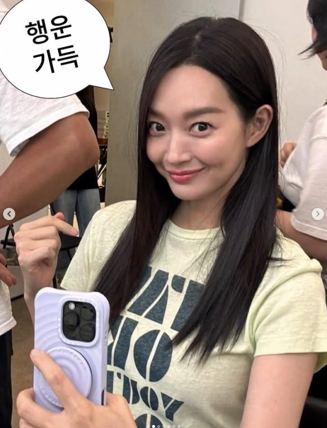 From Sticker Photo Discovery to Icon: Shin Min-a's Low-Key Luxury Look Works Everywhere—From Mirror Selfies to European Streets