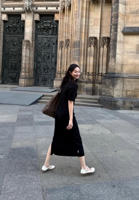 From Sticker Photo Discovery to Icon: Shin Min-a's Low-Key Luxury Look Works Everywhere—From Mirror Selfies to European Streets