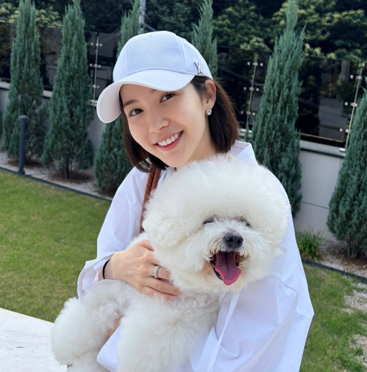 Park Min-young Proves Oversized Shapes Work at Every Volume