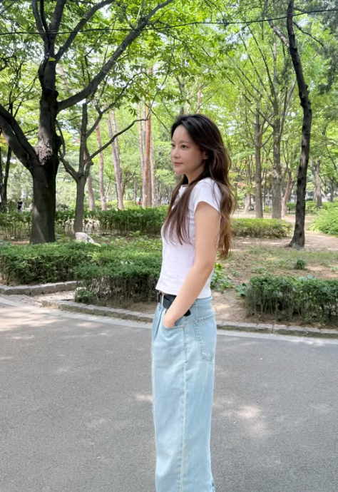 Oh Yeon-seo Shows Why Wide-Leg Denim Owns Summer