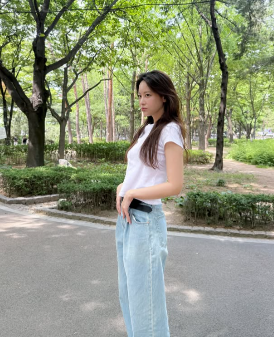 Oh Yeon-seo Shows Why Wide-Leg Denim Owns Summer
