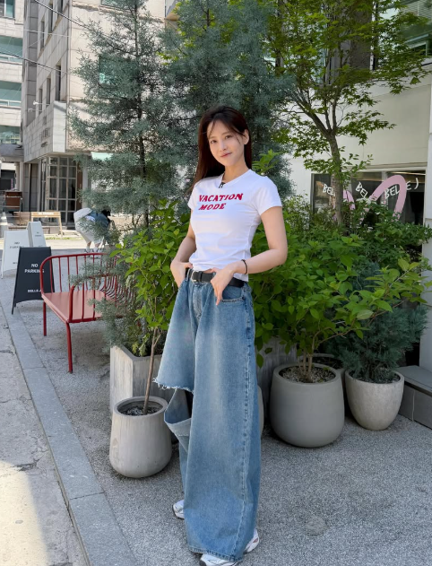 Oh Yeon-seo Shows Why Wide-Leg Denim Owns Summer