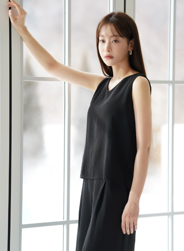 Oh Yeon-seo Shows Why Wide-Leg Denim Owns Summer