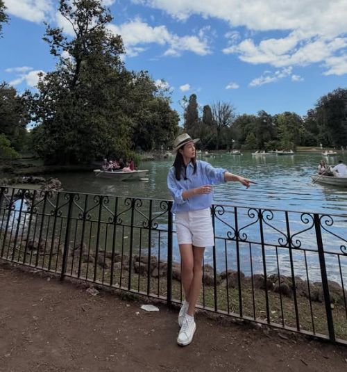 From Gangnam's Top Five Faces to SNS Comment Queen: Lee Min-jung Breaks Down Two Effortlessly Cool Travel & City Looks