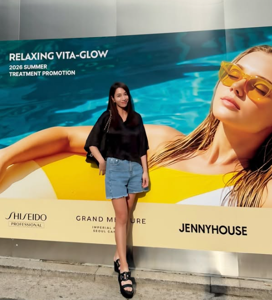 From Gangnam's Top Five Faces to SNS Comment Queen: Lee Min-jung Breaks Down Two Effortlessly Cool Travel & City Looks