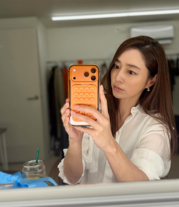From Gangnam's Top Five Faces to SNS Comment Queen: Lee Min-jung Breaks Down Two Effortlessly Cool Travel & City Looks
