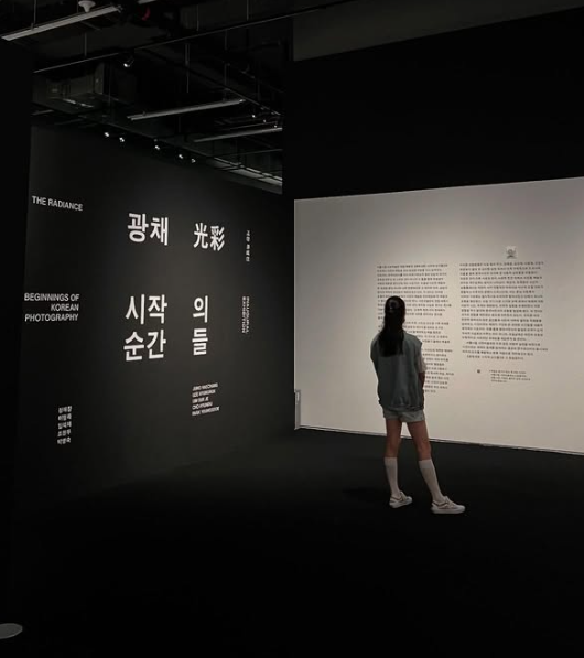 Korean Icon Moon So-ri Timeless Elegance: From Resort Whites to Gallery-Chic Denim