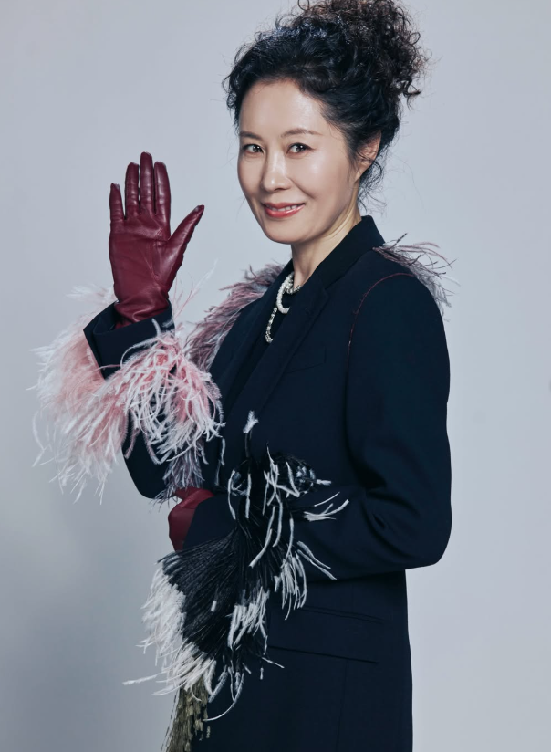 Korean Icon Moon So-ri Timeless Elegance: From Resort Whites to Gallery-Chic Denim