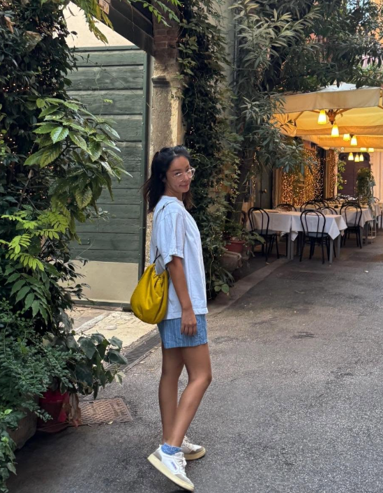 Pastel Paradise to Denim Romance: How Hwang Jung-eum Keeps Resort Fashion Fresh