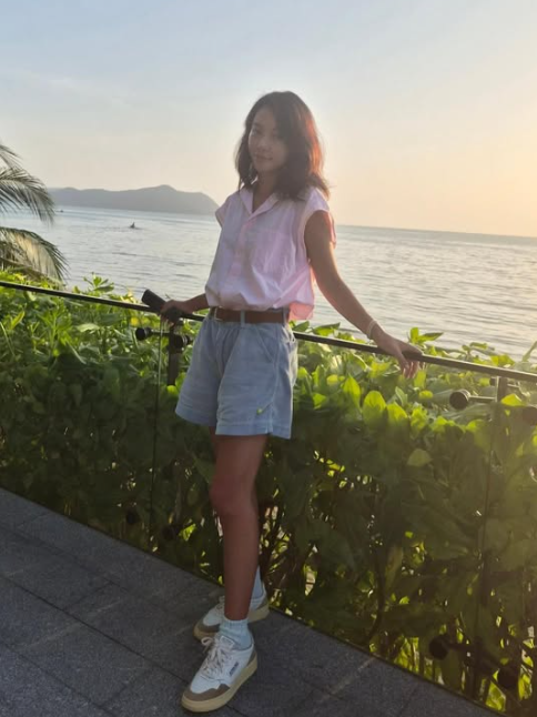 Pastel Paradise to Denim Romance: How Hwang Jung-eum Keeps Resort Fashion Fresh