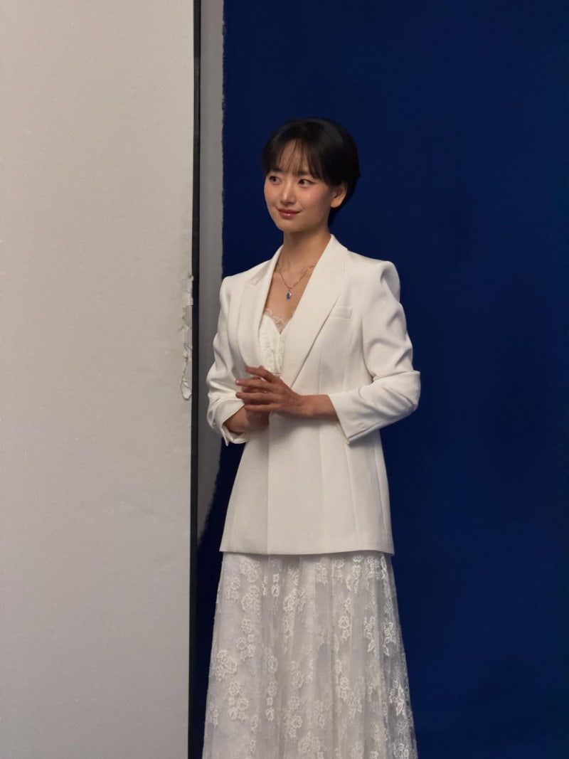 From Insurance Call Center to 120-to-1 Cinderella Story: Actress Won Jin-ah Owns Minimal Modern