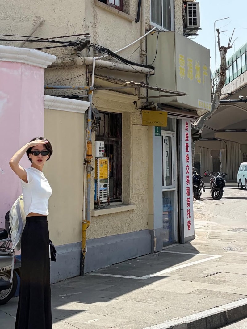 From Insurance Call Center to 120-to-1 Cinderella Story: Actress Won Jin-ah Owns Minimal Modern