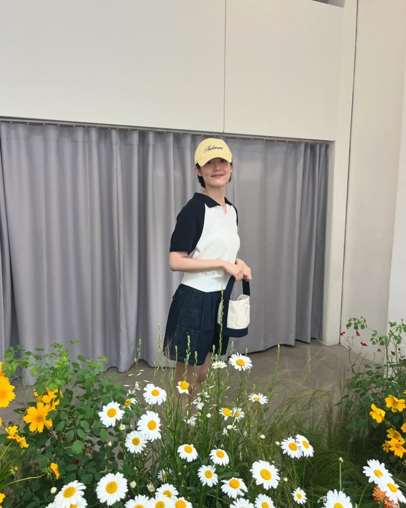 Nam Ji-hyun's 'Effortless' Mastery: Film Cameras, Yellow Caps, and the Art of Looking Unbothered