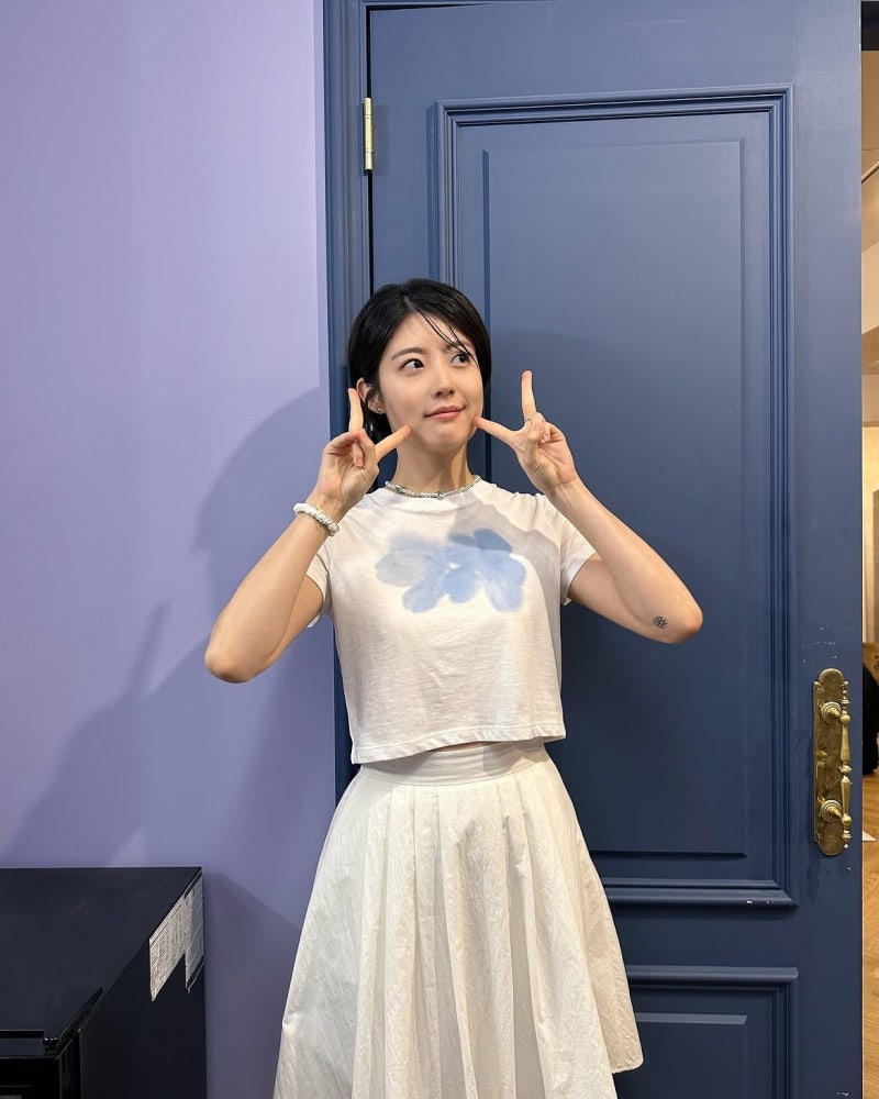 Nam Ji-hyun's 'Effortless' Mastery: Film Cameras, Yellow Caps, and the Art of Looking Unbothered