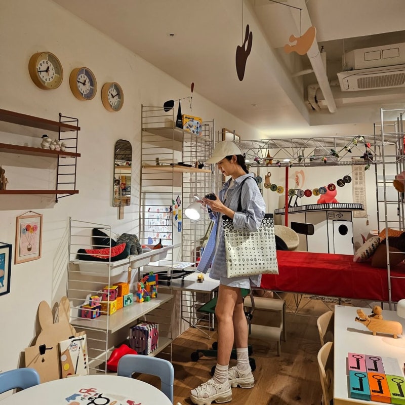 Seong Yu-ri's Quiet Luxury: How to Pair Designer Bags With Preppy Basics and Never Look Overdone