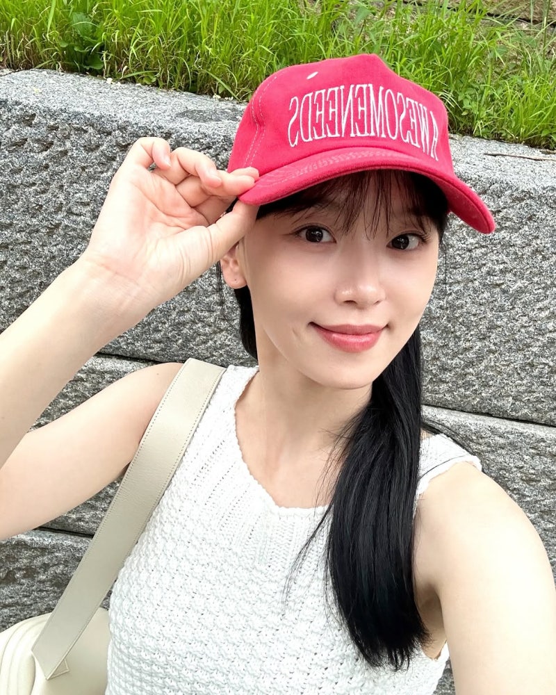 Kang Han-na Brings Red Everything: How the Dimple Queen Masters Point-Color Styling