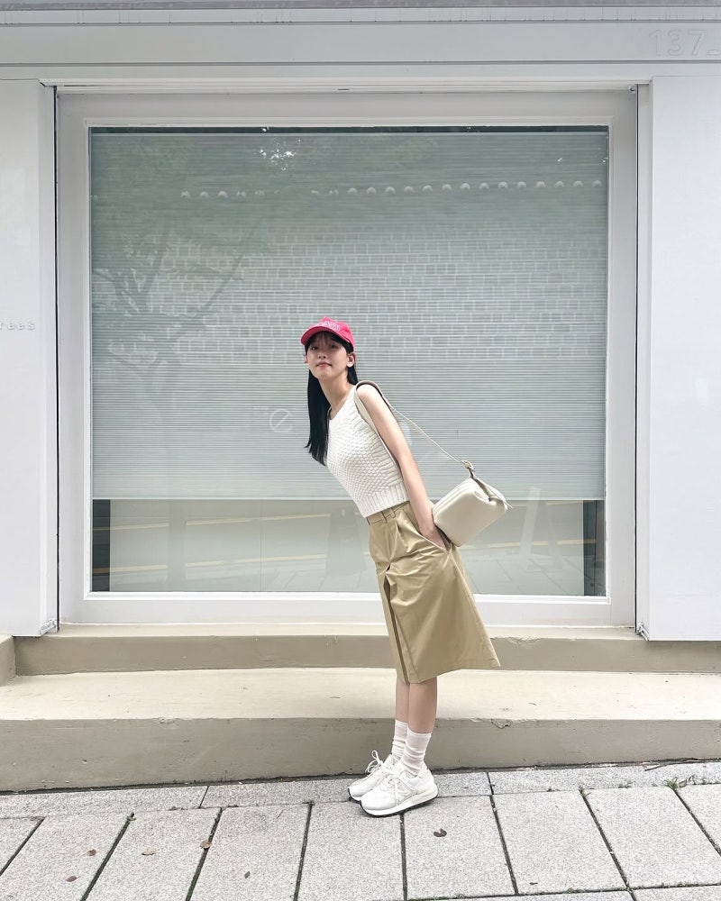Kang Han-na Brings Red Everything: How the Dimple Queen Masters Point-Color Styling