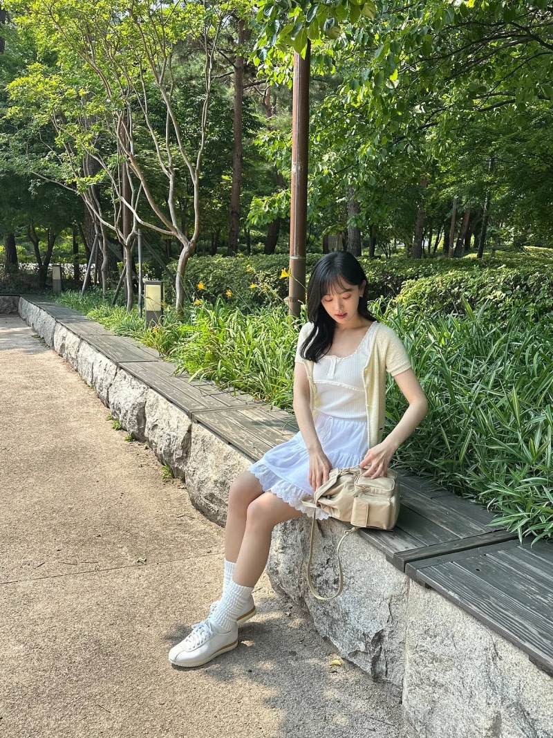 Kang Han-na Brings Red Everything: How the Dimple Queen Masters Point-Color Styling