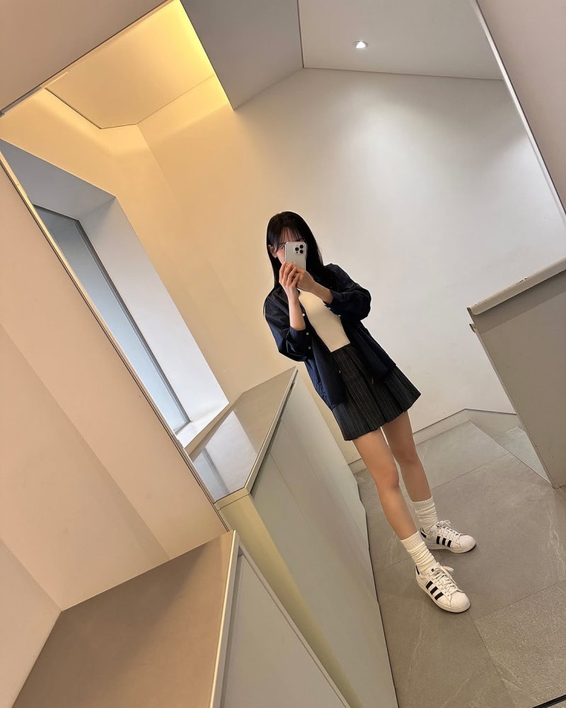 Kang Han-na Brings Red Everything: How the Dimple Queen Masters Point-Color Styling