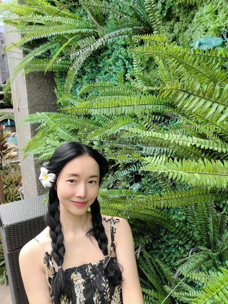 Lee Jeong-hyeon in Waikiki: The Resort Formula That Works at 158cm