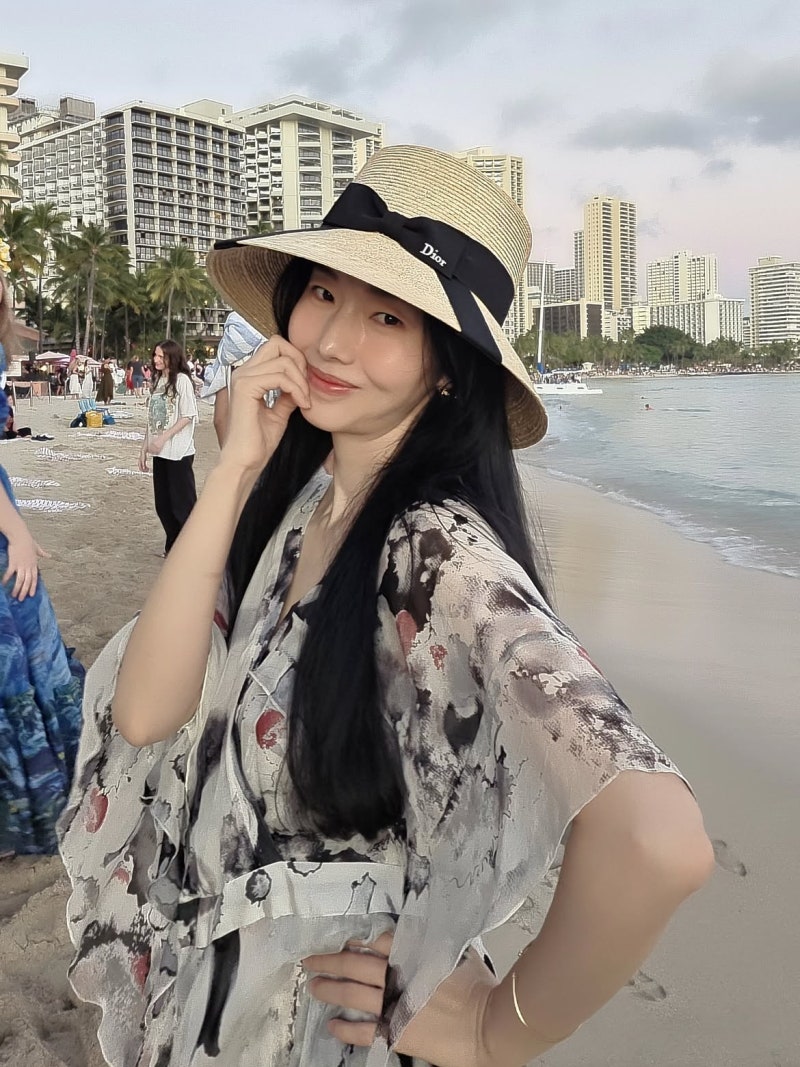 Lee Jeong-hyeon in Waikiki: The Resort Formula That Works at 158cm