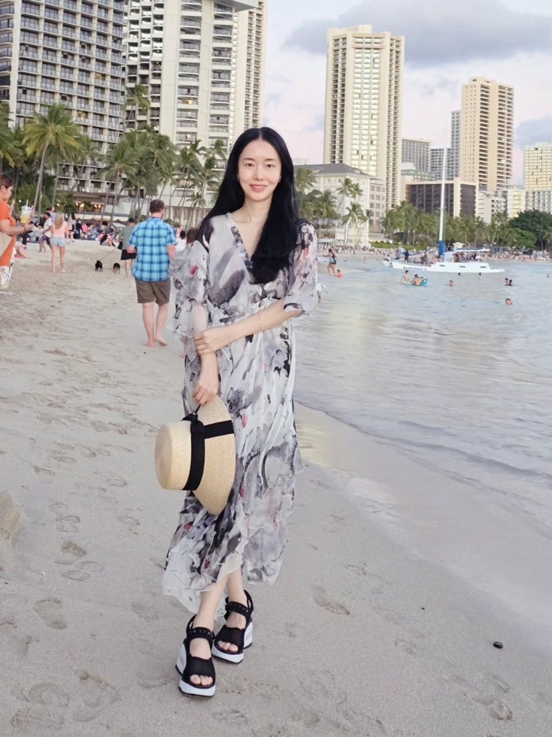 Lee Jeong-hyeon in Waikiki: The Resort Formula That Works at 158cm