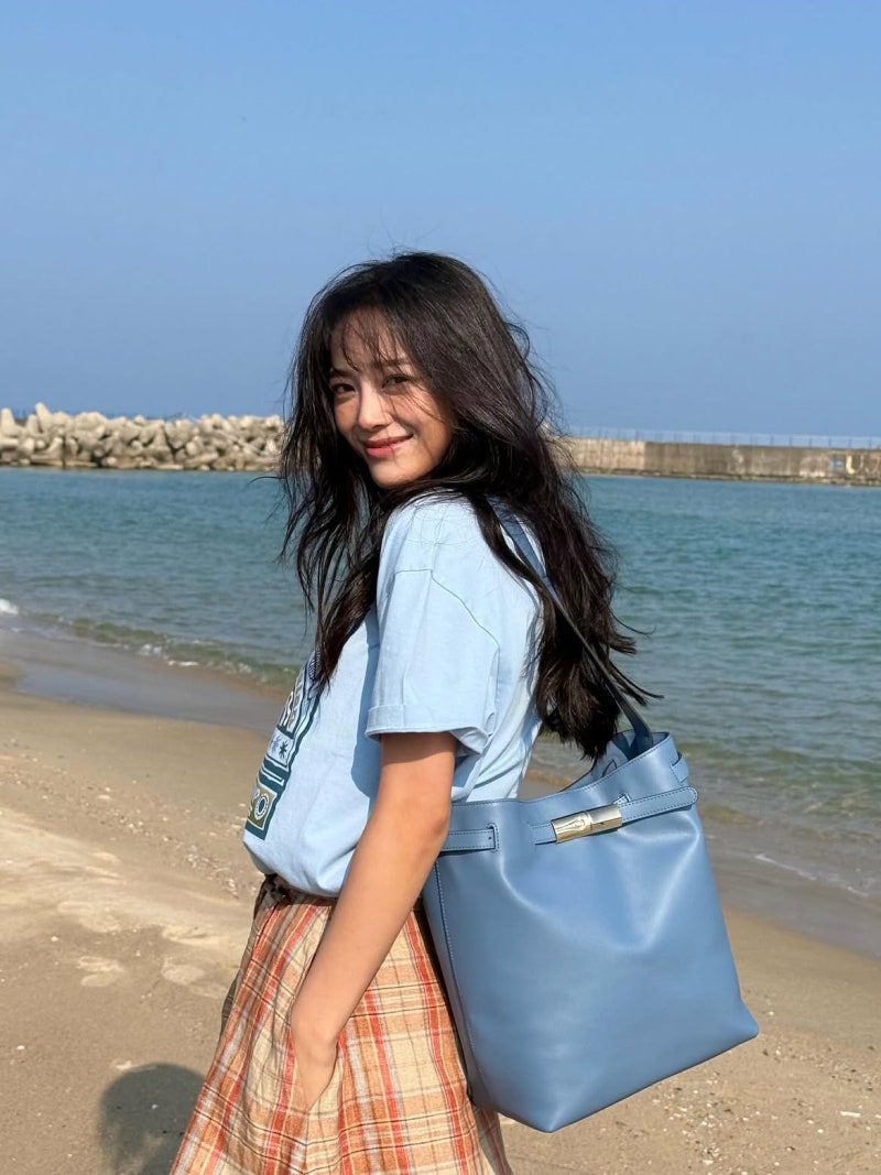 From Surviving on Government Stipends to K-Star: Kim Se-jung's All-Black Setup Date Look