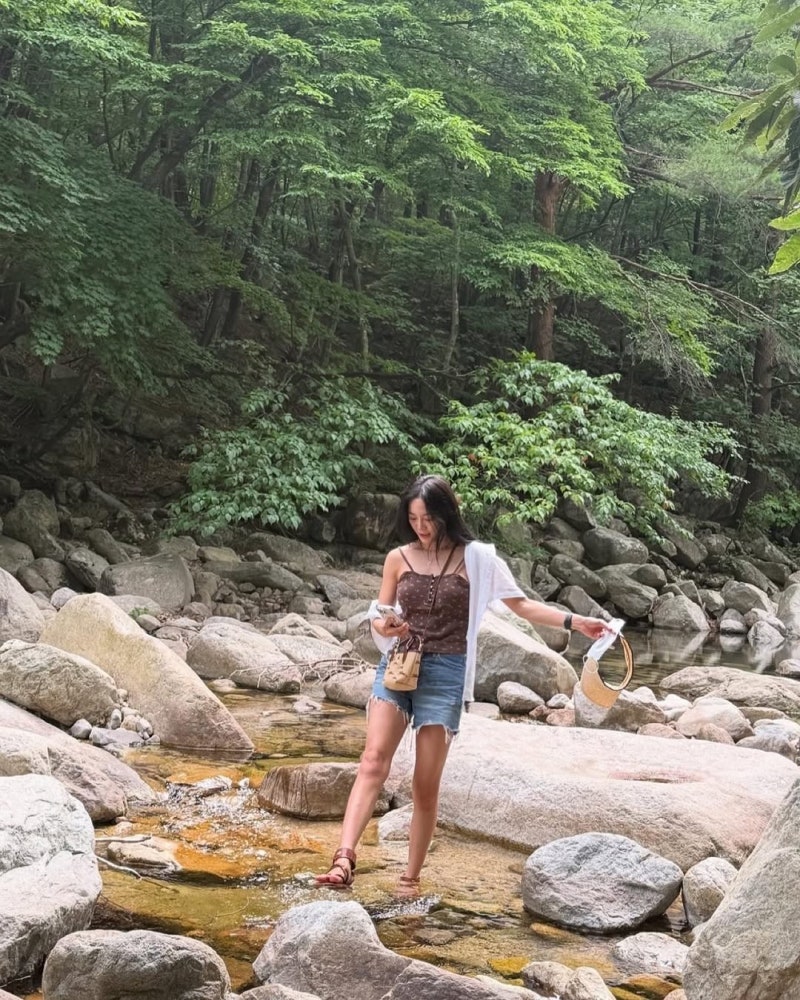 From Surviving on Government Stipends to K-Star: Kim Se-jung's All-Black Setup Date Look