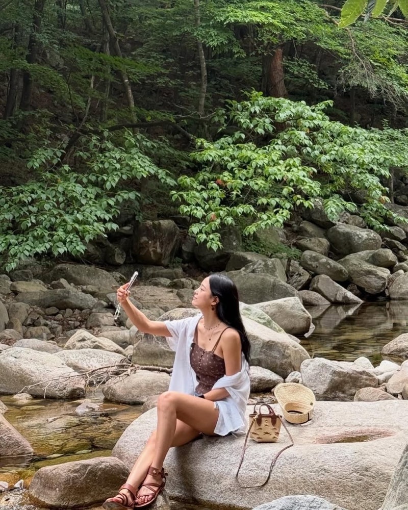 From Surviving on Government Stipends to K-Star: Kim Se-jung's All-Black Setup Date Look