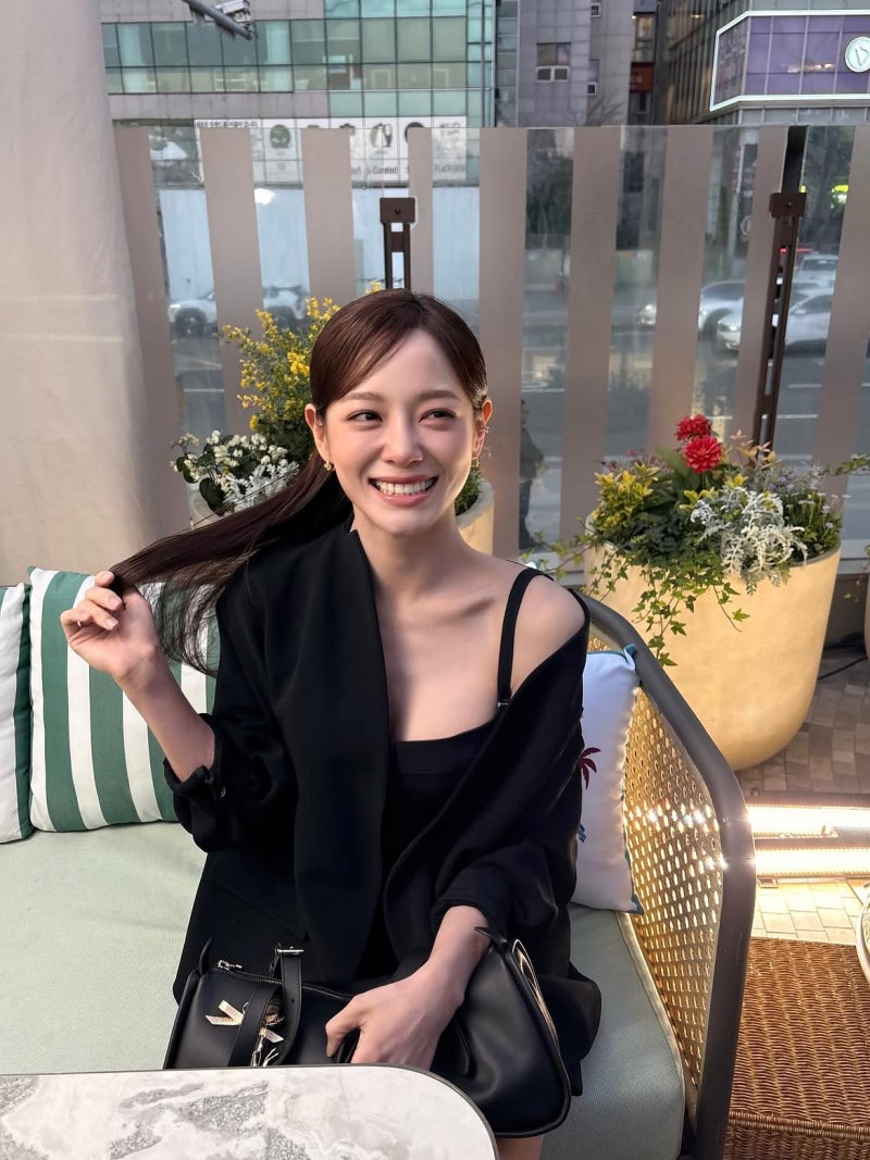 From Surviving on Government Stipends to K-Star: Kim Se-jung's All-Black Setup Date Look