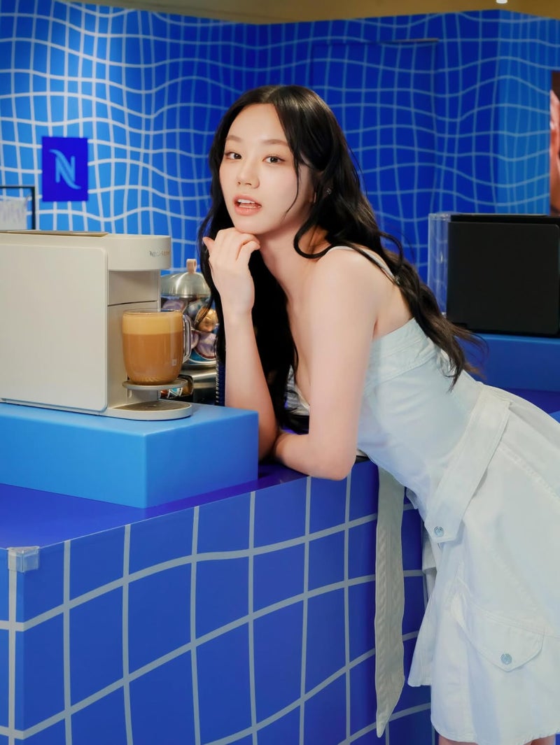 Reply 1988 Star Brings the 'First Love' Energy in These Resort White Dresses—All Built Around the Perfect Bag