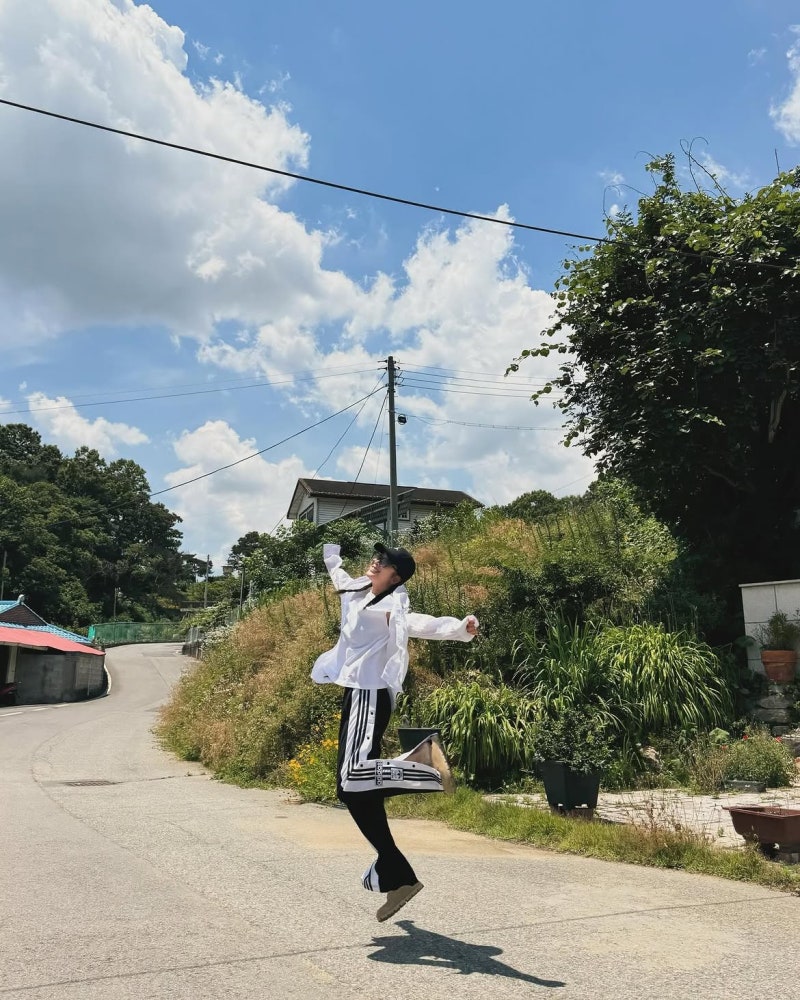 From Raven to Pearl: Jo Bo-ah's All-White Minimalist Mastery