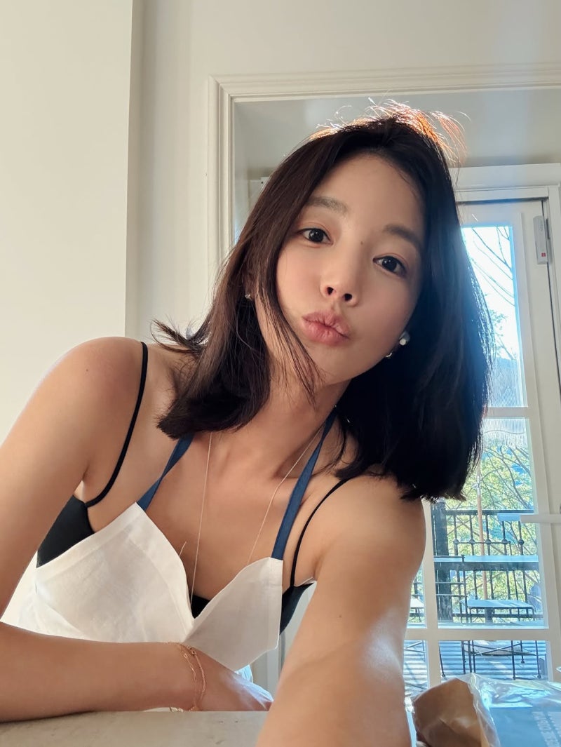 Gi Eun-se's Spain trip: fashion influencer actress who codes outfits by backdrop and season