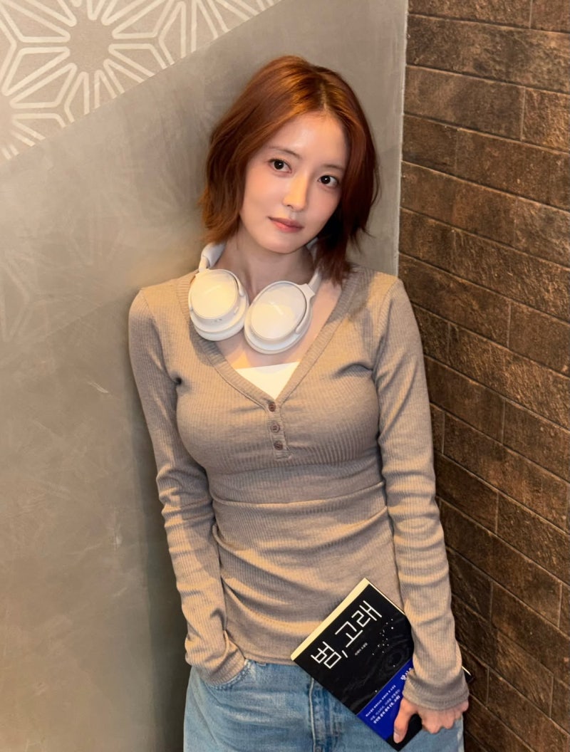 Actress Lee Se-young's Minimalist Bet: Texture Over Color, Proportion Over Jewelry
