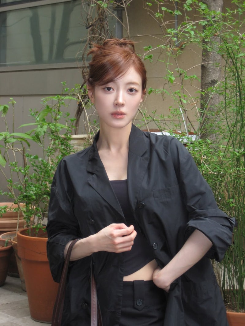 Actress Lee Se-young's Minimalist Bet: Texture Over Color, Proportion Over Jewelry