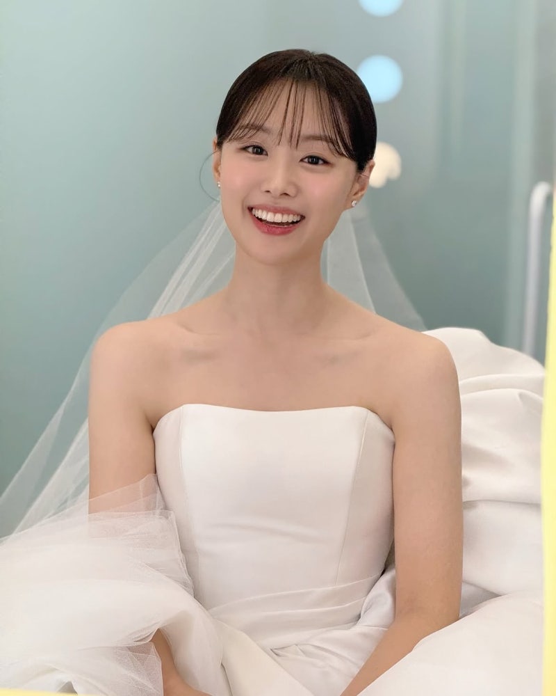 Singer-Turned-Actress Song Ji-eun's Autumn Walk: Neutral Tones, Gold Details, Timeless Ease