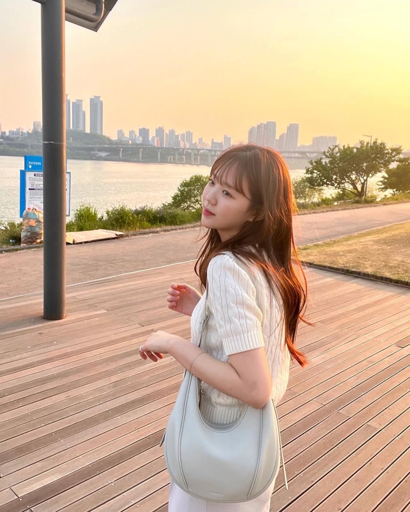 Entertainer Ji Ye-eun's Casual Smart: How Thom Browne Stripes and Neutral Tones Actually Work Together