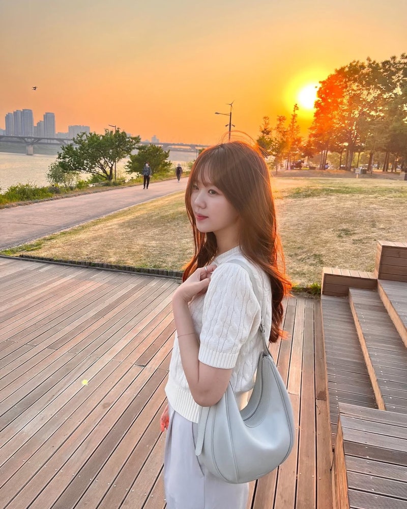 Entertainer Ji Ye-eun's Casual Smart: How Thom Browne Stripes and Neutral Tones Actually Work Together