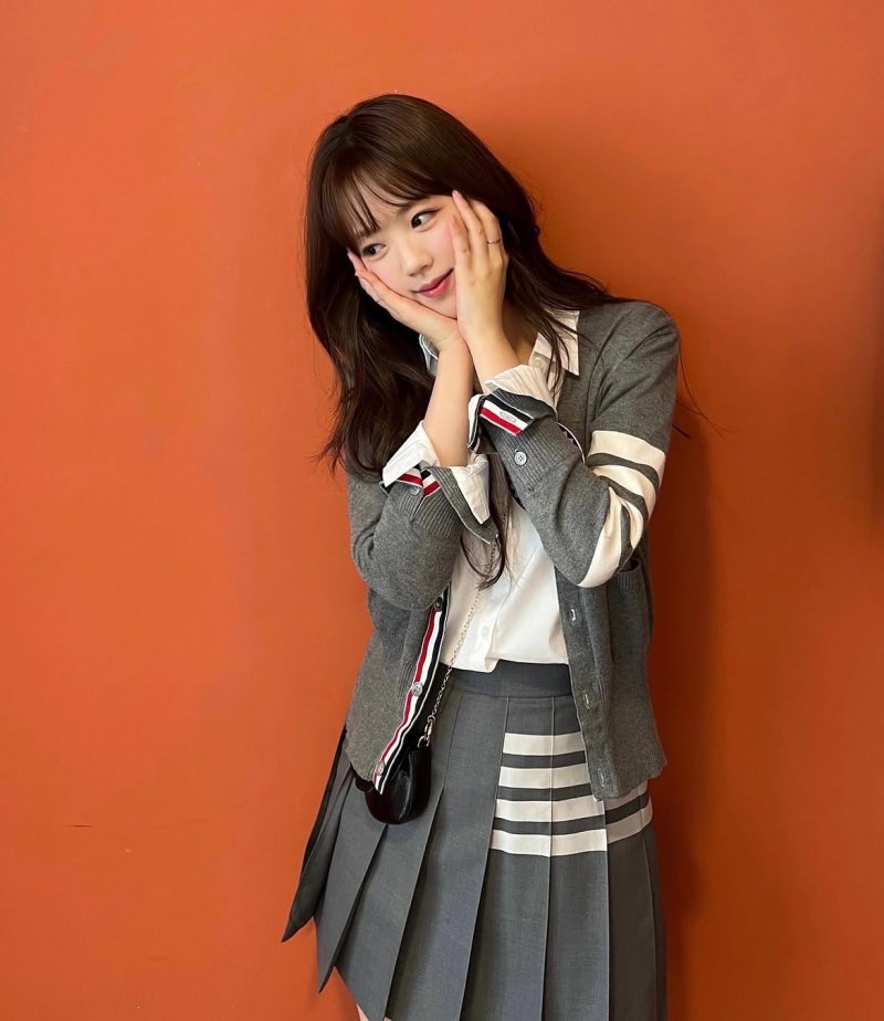 Entertainer Ji Ye-eun's Casual Smart: How Thom Browne Stripes and Neutral Tones Actually Work Together