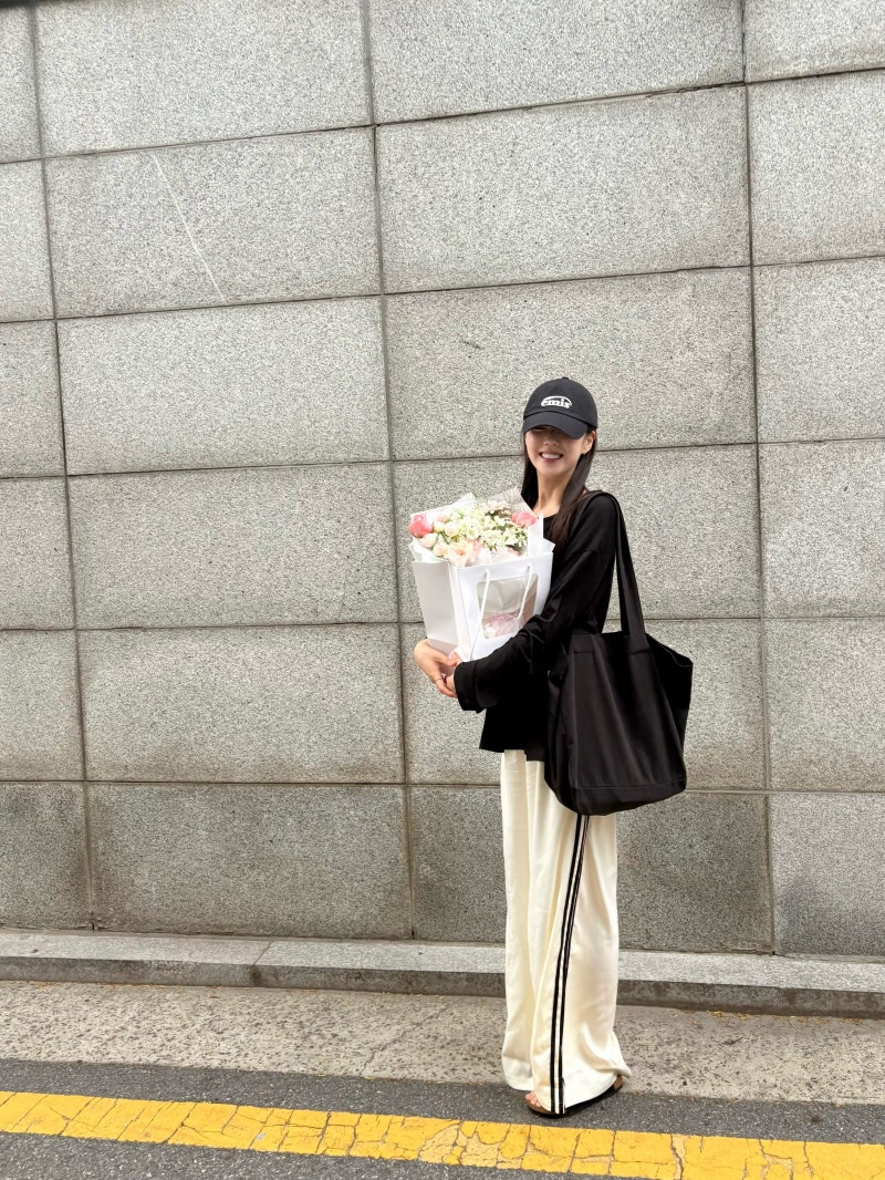 Entertainer Ji Ye-eun's Casual Smart: How Thom Browne Stripes and Neutral Tones Actually Work Together