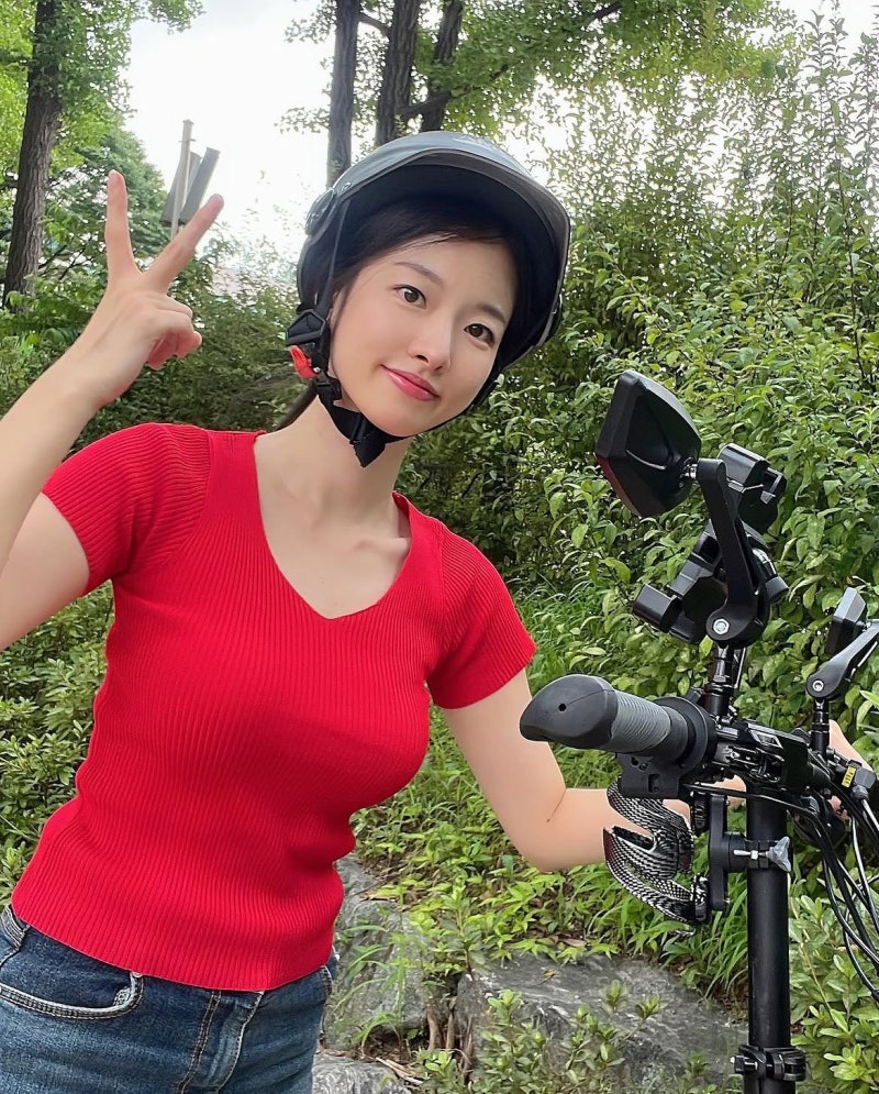 Former K-pop idol turned actress with the tragic-role curse now rules YouTube as a gamer—and her summer style proves she's got layers