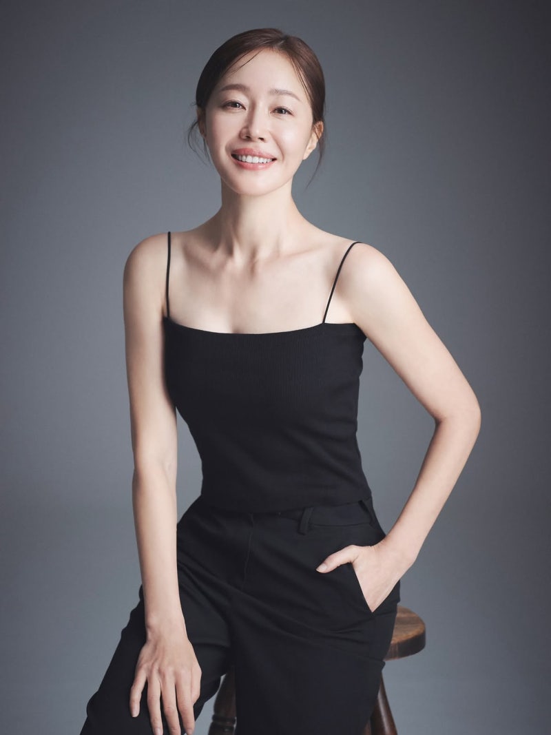 One Photo Changed Everything: How Eom Ji-won Travels in Denim Without Ever Looking Basic