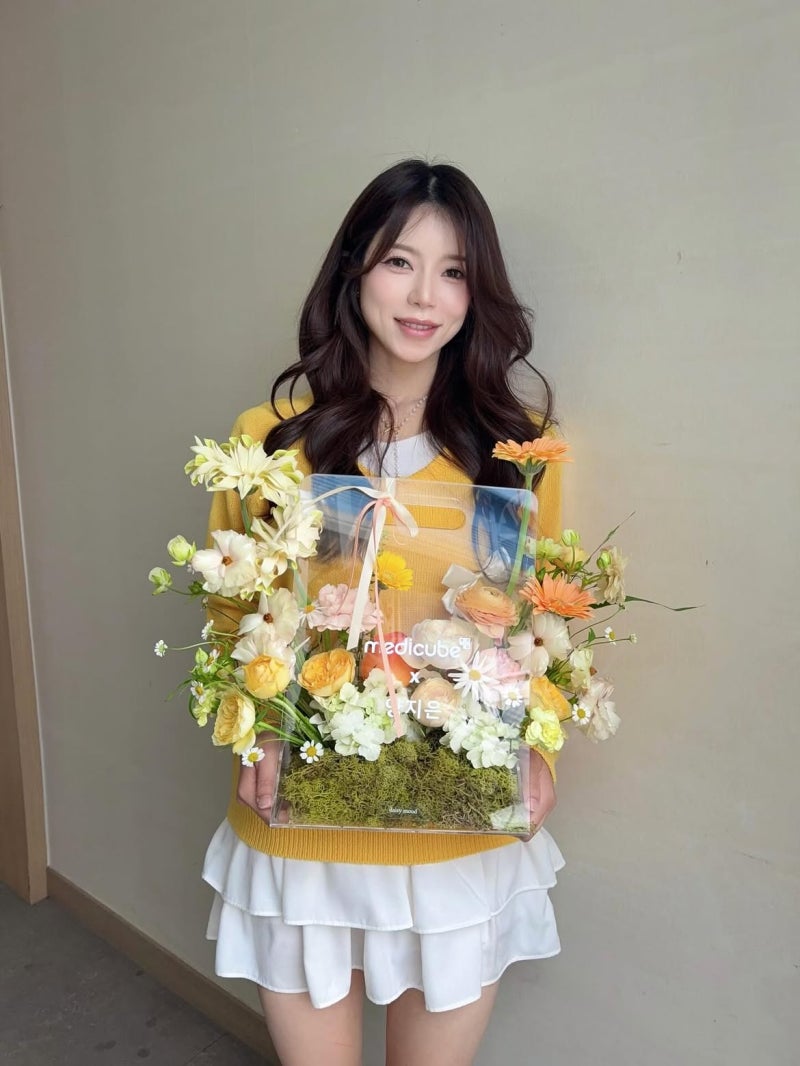 Trot star Yang Ji-eun proves autumn color is everything—here are her three best outfits