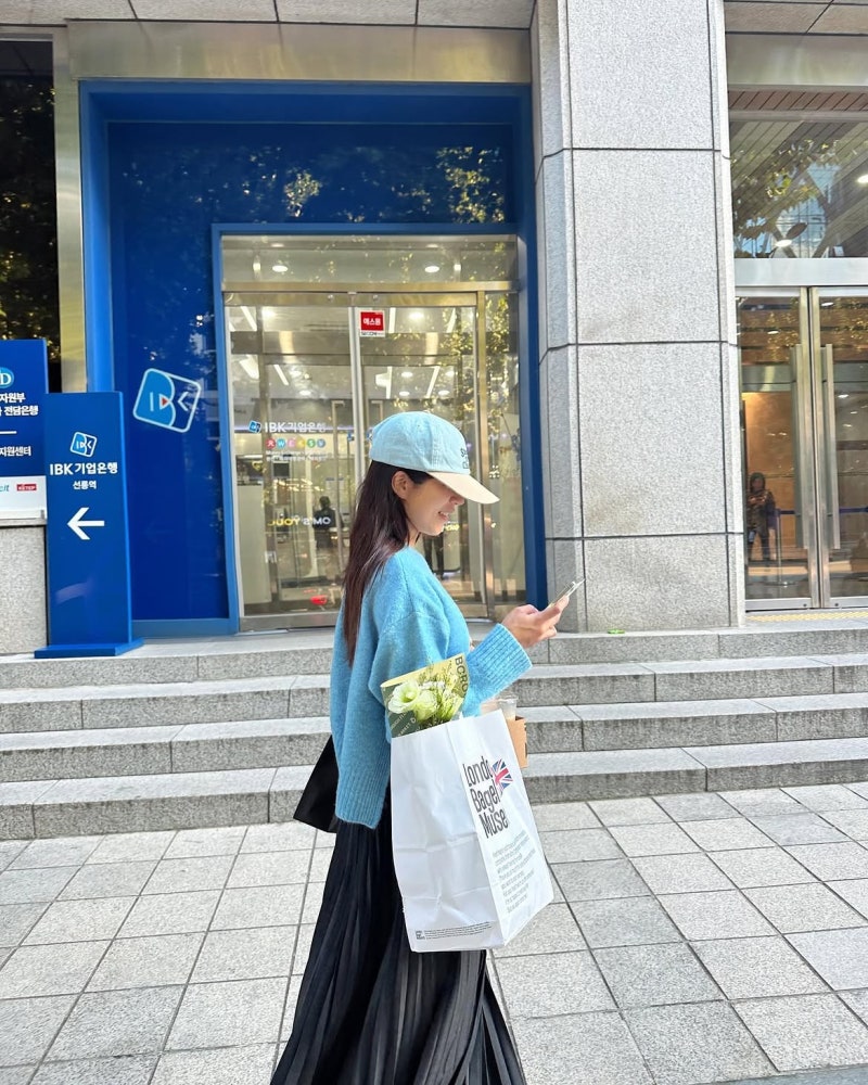 Trot star Yang Ji-eun proves autumn color is everything—here are her three best outfits